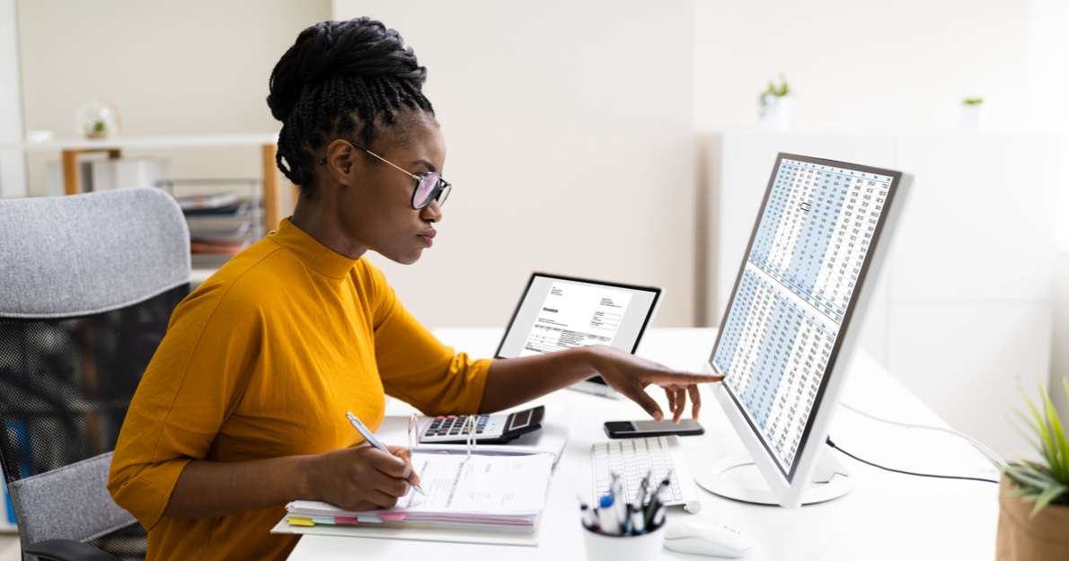 Woman at a computer screen - HealthStream